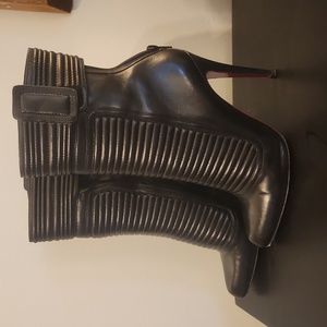 Louboutin Lambskin Riding boots fully lined w/ padded collar & zipper at back